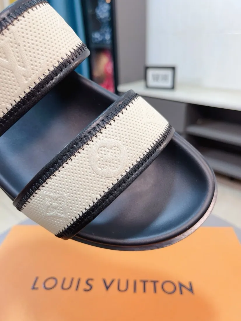 Ex-factory price 320🌹🌹 (lv-Louis Vuitton) new men's sandals, high-end boutique, exquisite embossed logo decoration on the upper, fine workmanship, super soft soles, casual, loose and comfortable, a must-have in summer! \nsize：38-44